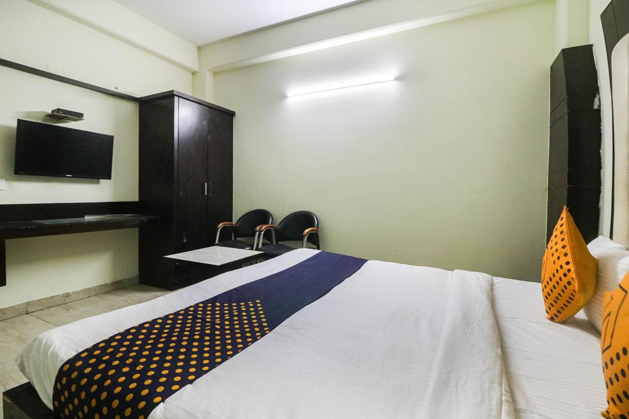 Spot On Hotel Grace Near Star Mall 古尔冈 外观 照片