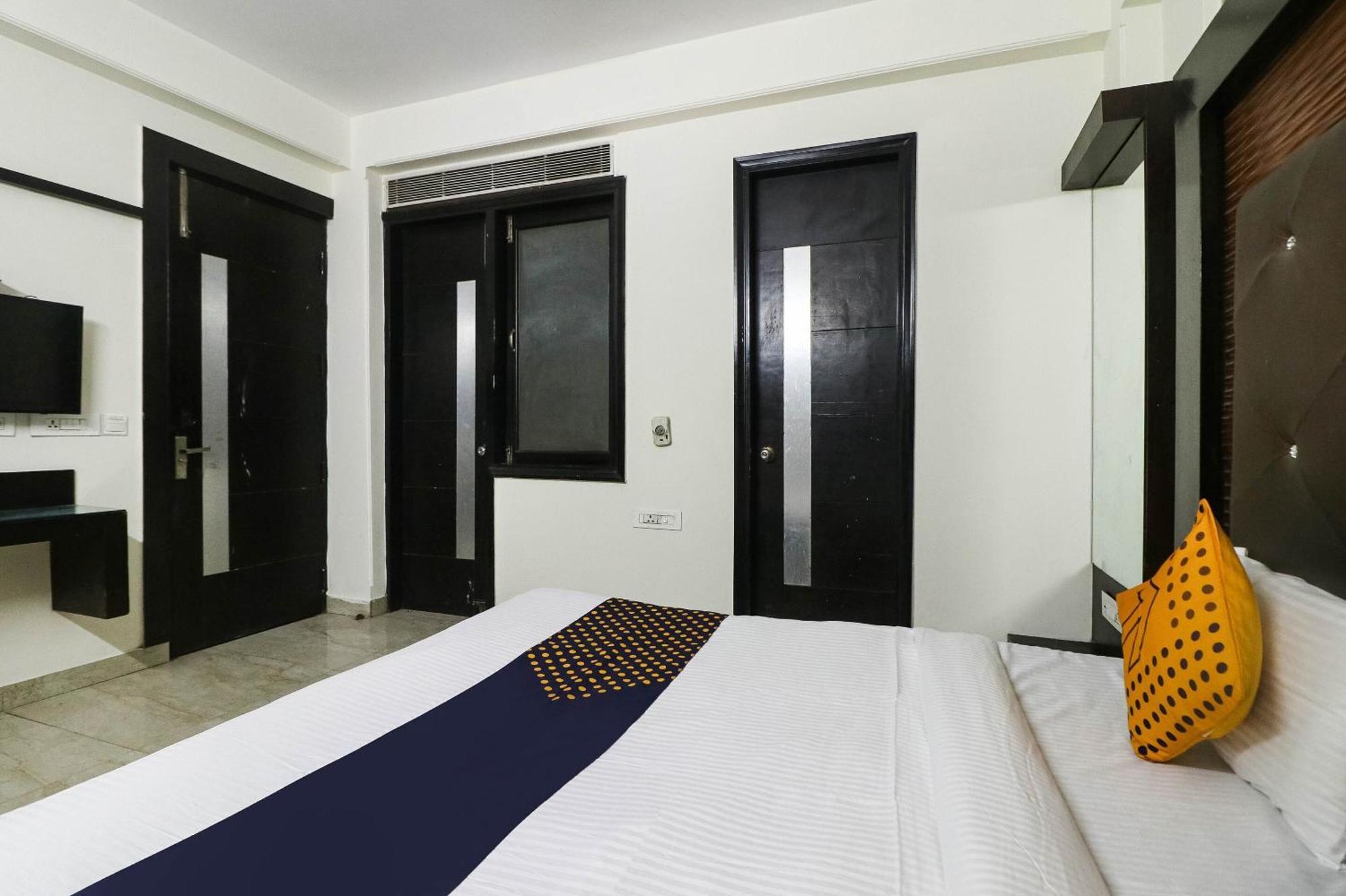 Spot On Hotel Grace Near Star Mall 古尔冈 外观 照片