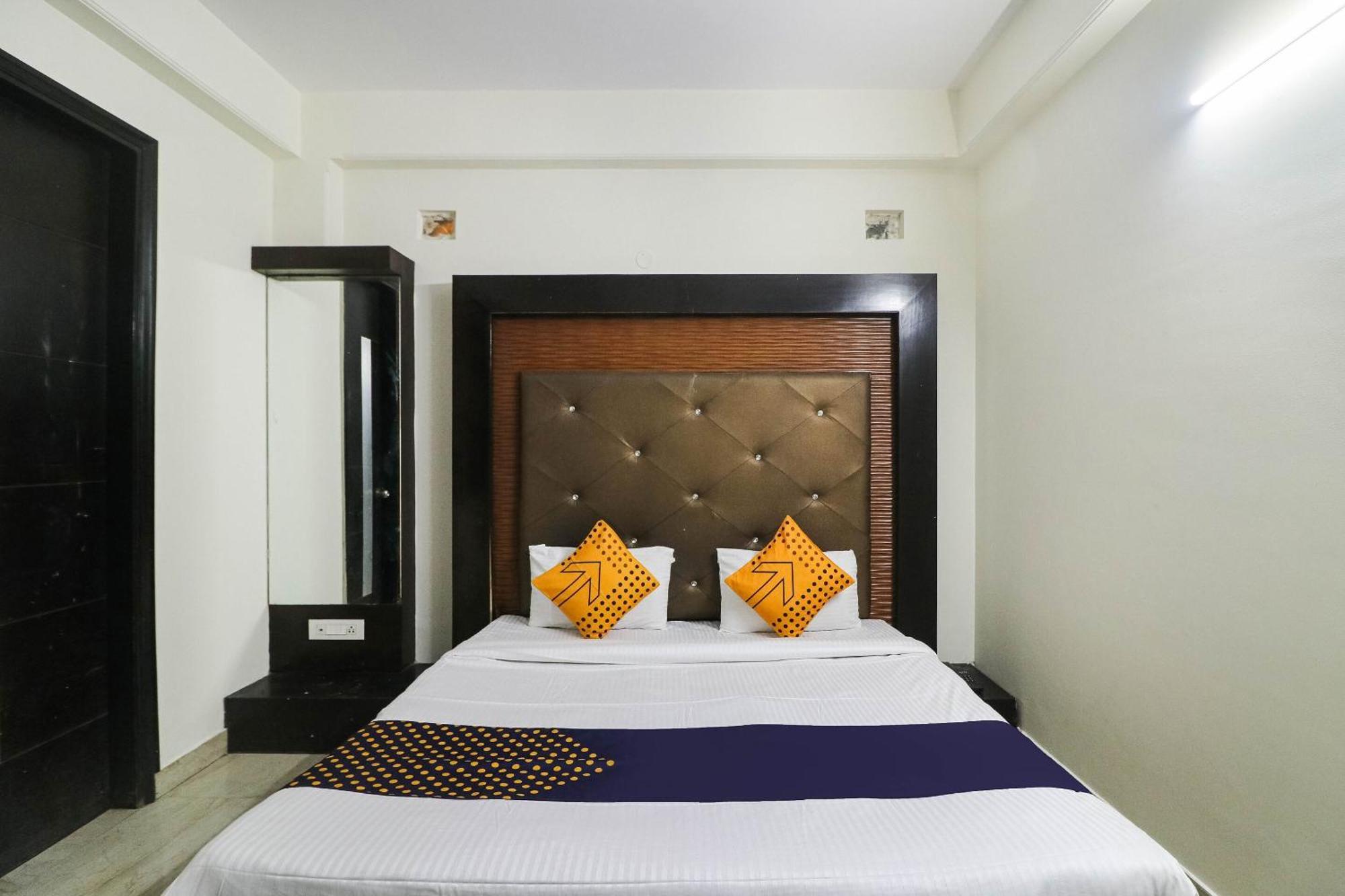 Spot On Hotel Grace Near Star Mall 古尔冈 外观 照片