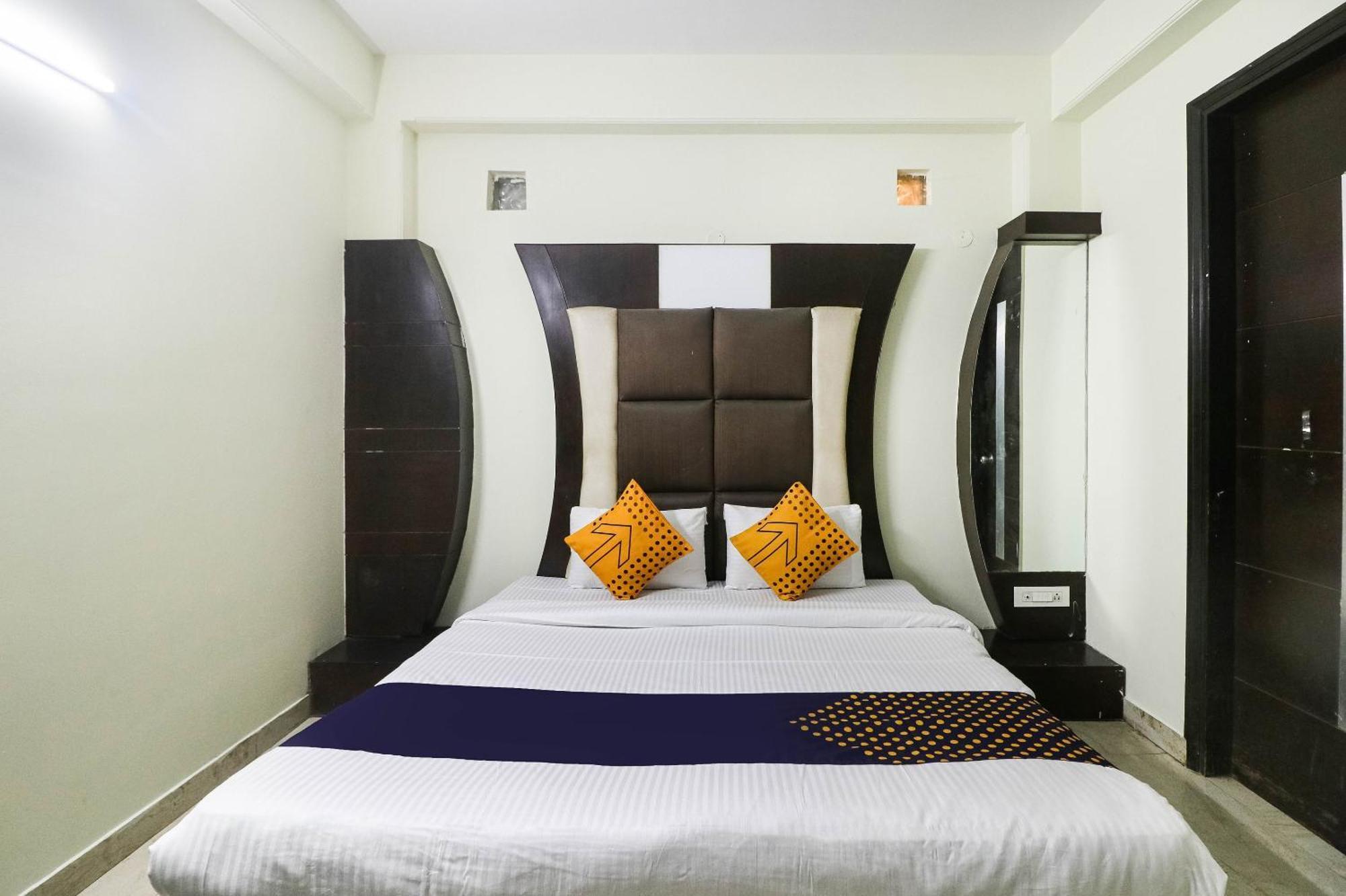Spot On Hotel Grace Near Star Mall 古尔冈 外观 照片