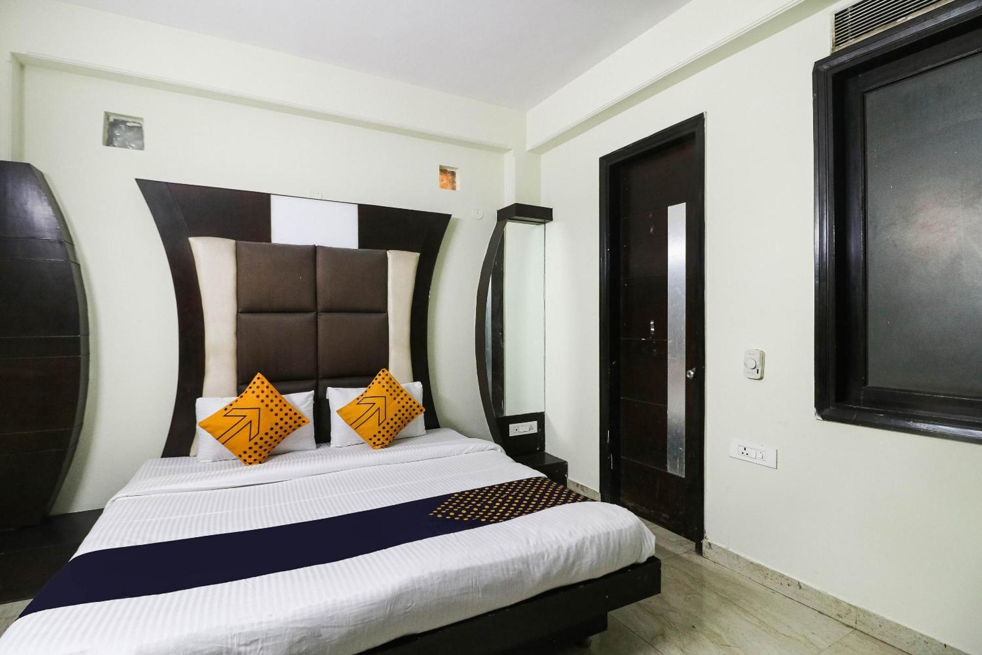 Spot On Hotel Grace Near Star Mall 古尔冈 外观 照片