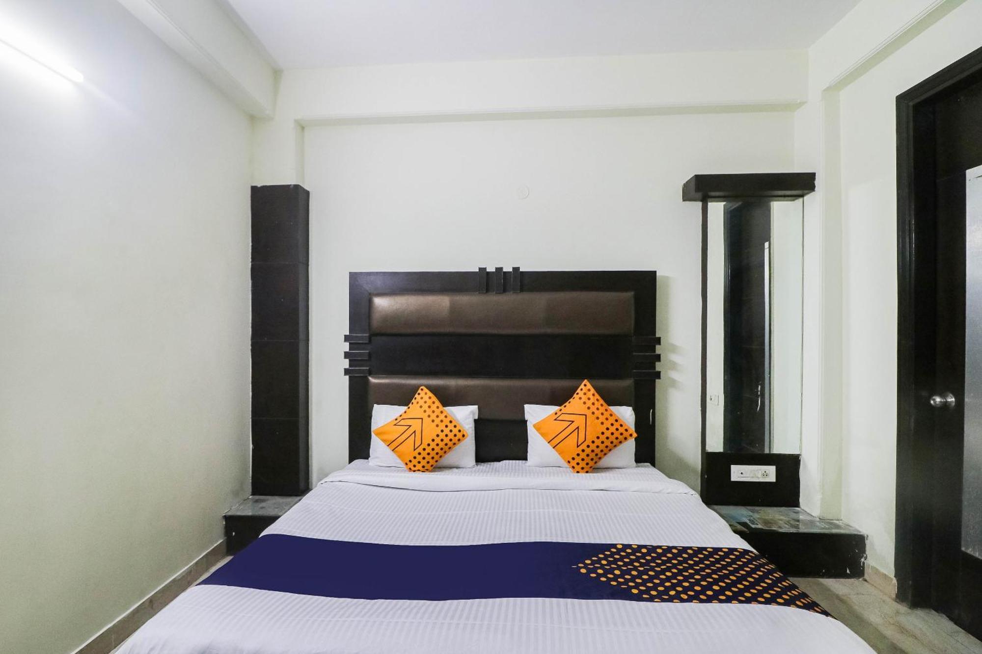 Spot On Hotel Grace Near Star Mall 古尔冈 外观 照片