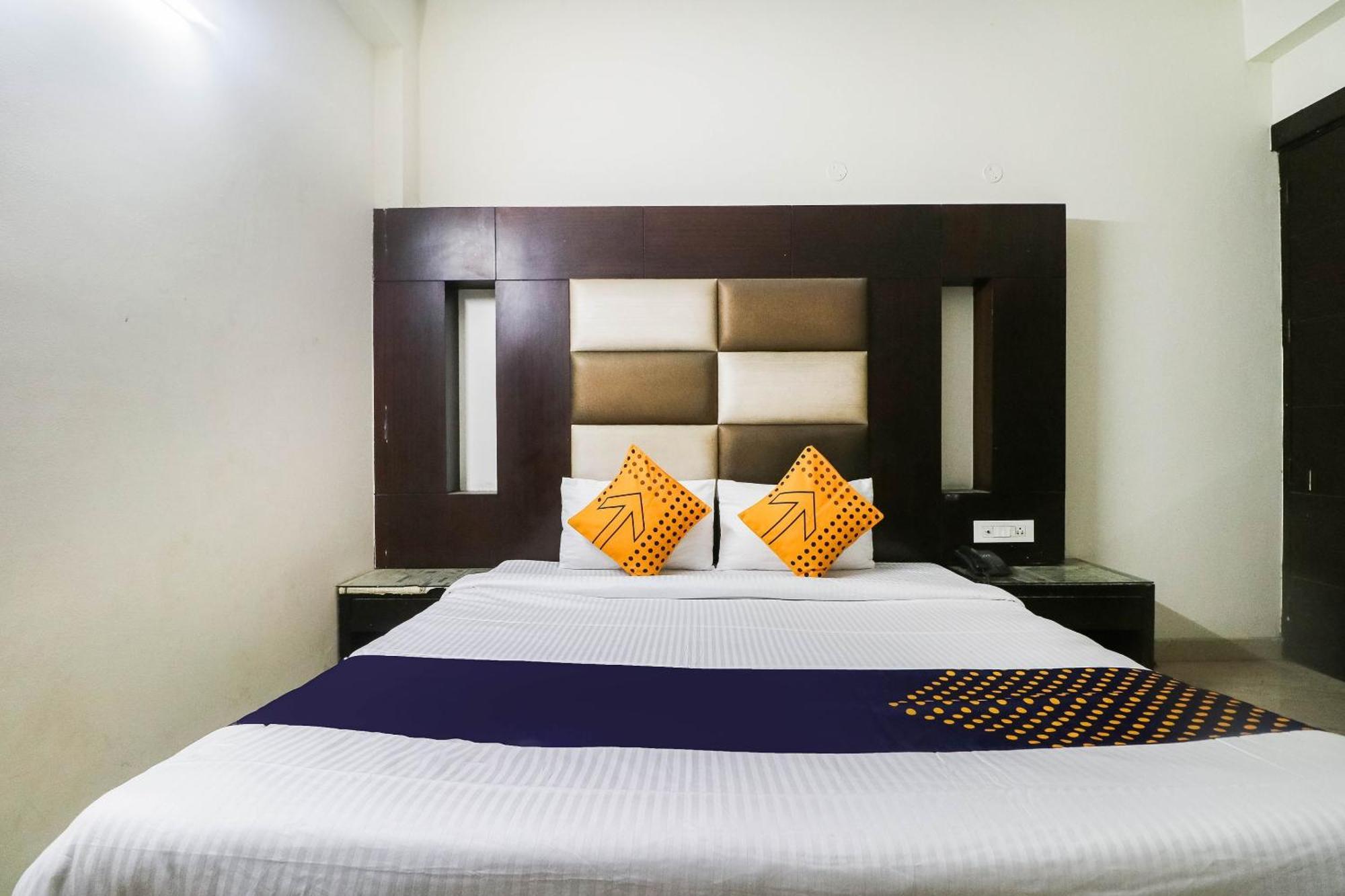 Spot On Hotel Grace Near Star Mall 古尔冈 外观 照片