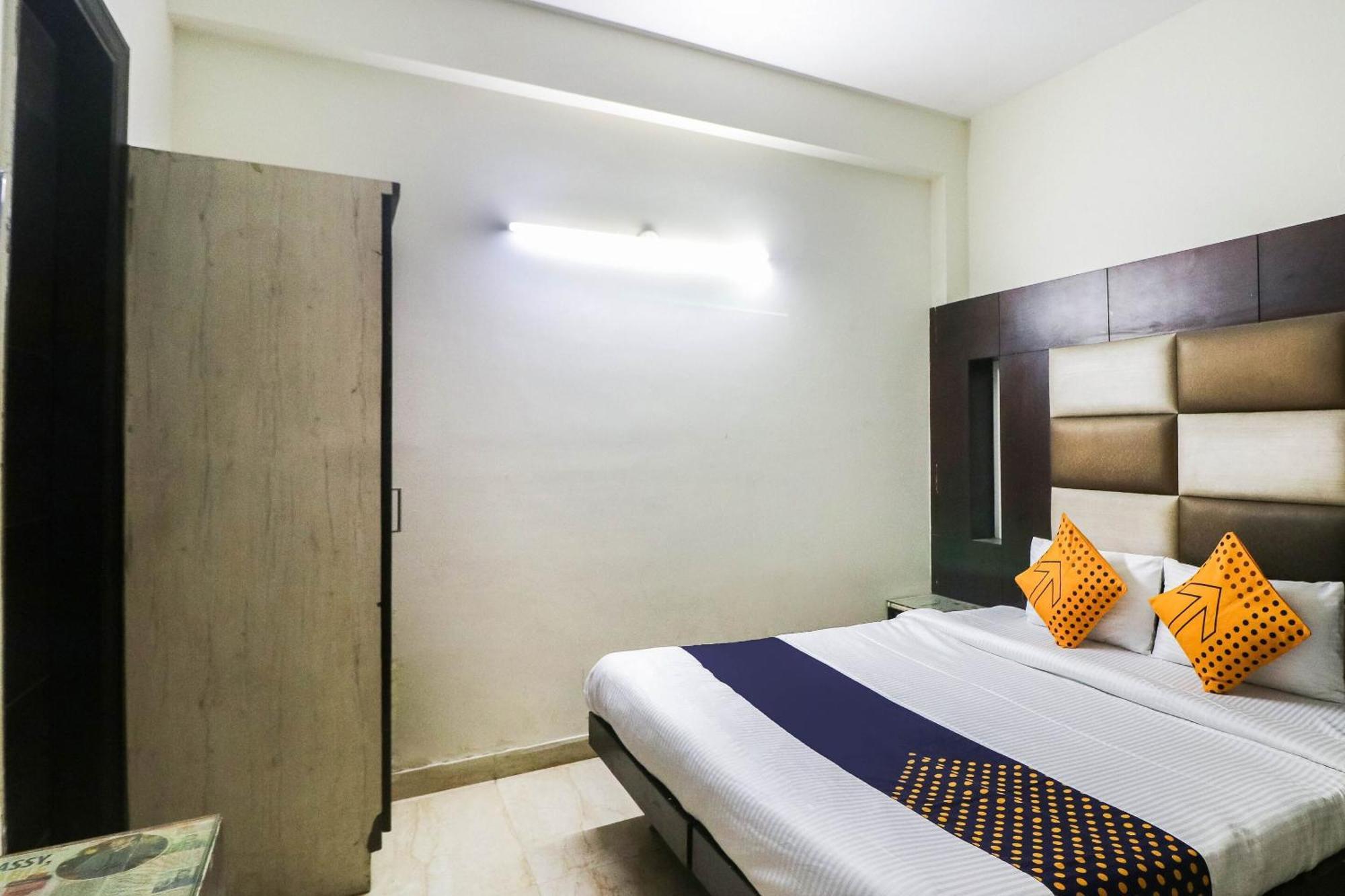 Spot On Hotel Grace Near Star Mall 古尔冈 外观 照片