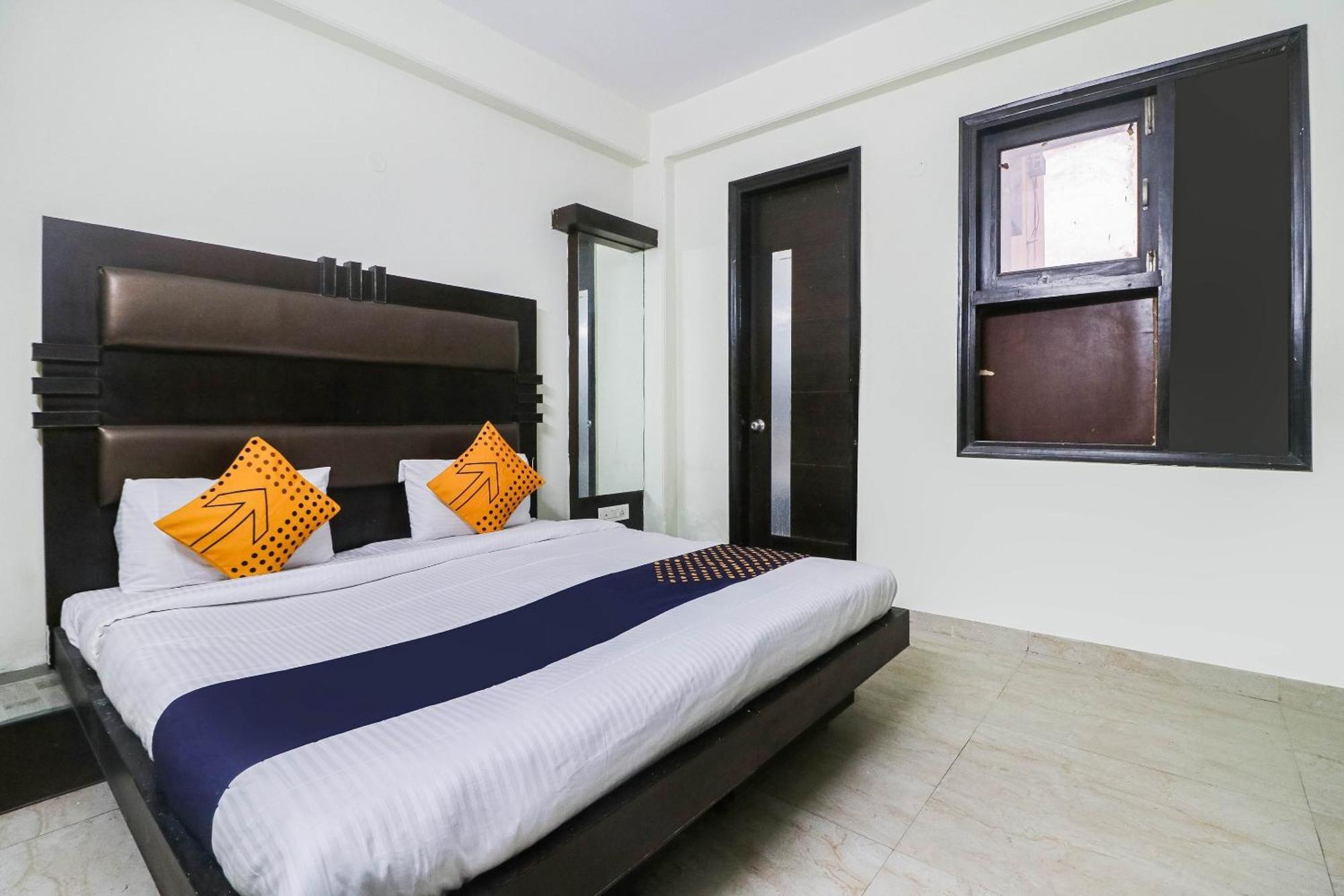 Spot On Hotel Grace Near Star Mall 古尔冈 外观 照片